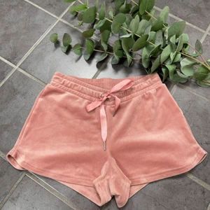 Velour shorts - Rosa shorts med satin snören i bra skick. Går inte så högt upp i midjan utan att bli korta. Priset blir 50kr + frakt. Skriv om du önskar fler vinklar☁️🤍