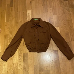 Cacharel skjorta  - Säljer en vintage cacharel skjorta/jacka. Är en tjejmodell. 