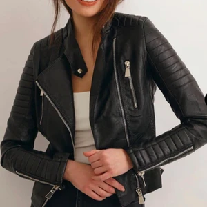 Skinnjacka, Chiquelle strl 36  - Fin svart skinnjacka i storlek 36, men passar även XS. Nypris 699kr säljer för 300kr! Kan mötas upp i Gävle, Uppcala C & Stockholm 