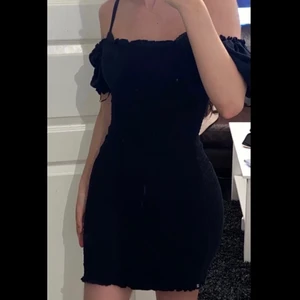 Klänning  - En jätte fin sommarklänning från BikBok i svart, går att välja hur den ska sitta vid armarna, aldrig använd. Möts i Katrineholm annars är det frakt som gäller.