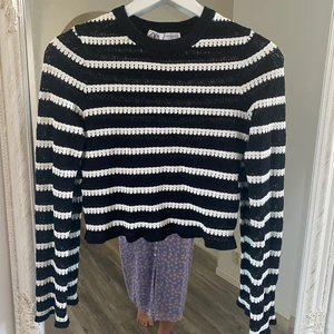 Randig tröja zara storlek Medium - Randig tröja från zara i storlek M, passar XS-M då den är stretchig.  Endast använd en gång, därefter kvarblivandes i en flyttlåda. Nyskick och finns inget att anmärka på! 350kr fast pris (först till kvarn!) för att jag haft många intresserade, så ej budgivning! .Eventuell frakt tillkommer på 66kr spårbart. Annars hämtas den upp på köparens ansvar i Göteborg💕 Markeras som såld såfort jag fått betalning så tills dess finns den kvar! 