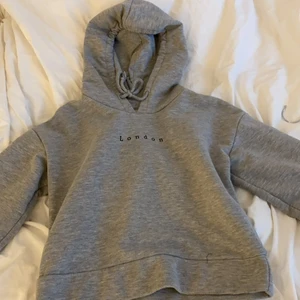 Grå hoodie - Grå hoddie med ”LONDON” detalj snören kort skön.
