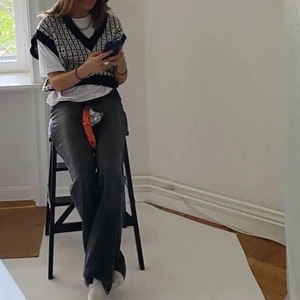 Supersnygg stickad väst - Snygg väst från gina💕😍 Den sitter as snyggt oversized och är i strl S. Köpt för några månader sen men har verkligen aldrig kommit till användning. Nypris: 479