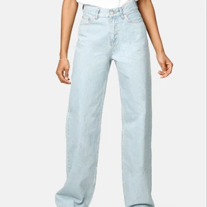 Jeans  - Perfekta wide leg jeans från junkyard i storlek 26. Använda endast ett få antal gånger! Köparen står för frakt