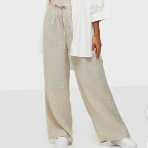 Linnebyxor disa - Säljer dessa supersnygga linnebyxor från Gina tricot då jag köpt ett annat par! Endast provade, lappar är kvar. Slutsålda överallt, så tänkte kolla intresset här innan jag skickar tillbaka dom!🥰❤️ köp direkt för 500kr!