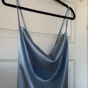 Superfin blå klänning från ASOS! Aldrig använd (prislapp kvar). Säljer då den är alldeles för stor för mig. Köpt för 400 kr säljer för 200 kr inkl frakt🥰❤️