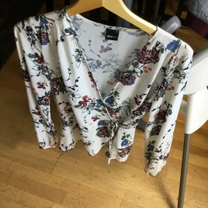 Summer blouse - I mycket bra skick och passar till allt.finns fler bilder.