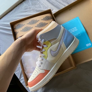 Jordan 1 High ”To My Last Coach” - Jordan 1 High vunna på SNS, storlek 44 helt nya och oanvända. Kommer med orginala boxen. Skriv för fler bilder eller annan information
