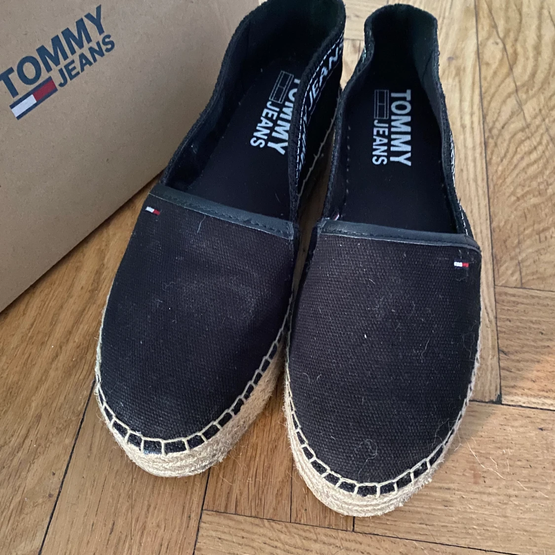 Skor från Tommy Hilfiger i strl 38 - endast använda en gång! - 90