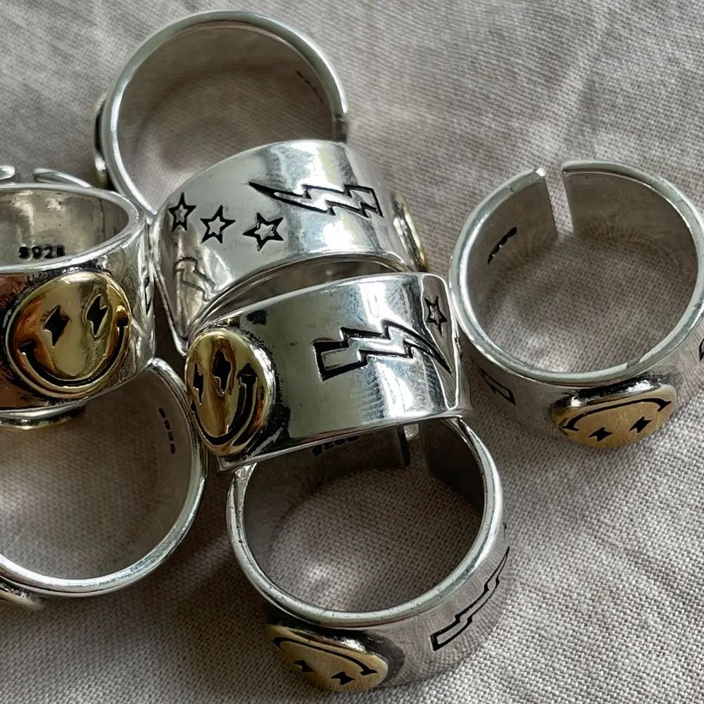 SMILEY RING i 925 sterling silver. Silverfärgad ring med guldsmiley. En styck för 79kr eller två styck för 140kr (+frakt). Finns också på @byveloce på instagram. Skriv om du har några frågor eller liknande🤍⚡️. Asusteet.