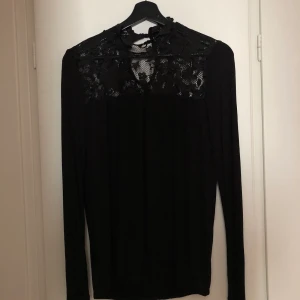 Vero Moda Blus - Fin svart blus! Pris inklusive frakt. Fin
