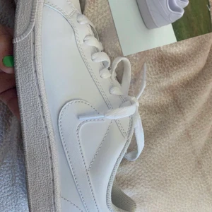 Nike skor  - Nike skor som säljs för 300 kr köpa för 650 vissa sidor säljer som för runt 700-1000kr och är andvända en gång. Priset kan sänkas om ingen vill ha dom  eller höjas om fler vill ha. Buda privat eller i kommentaren. ❤️💐puss puss 