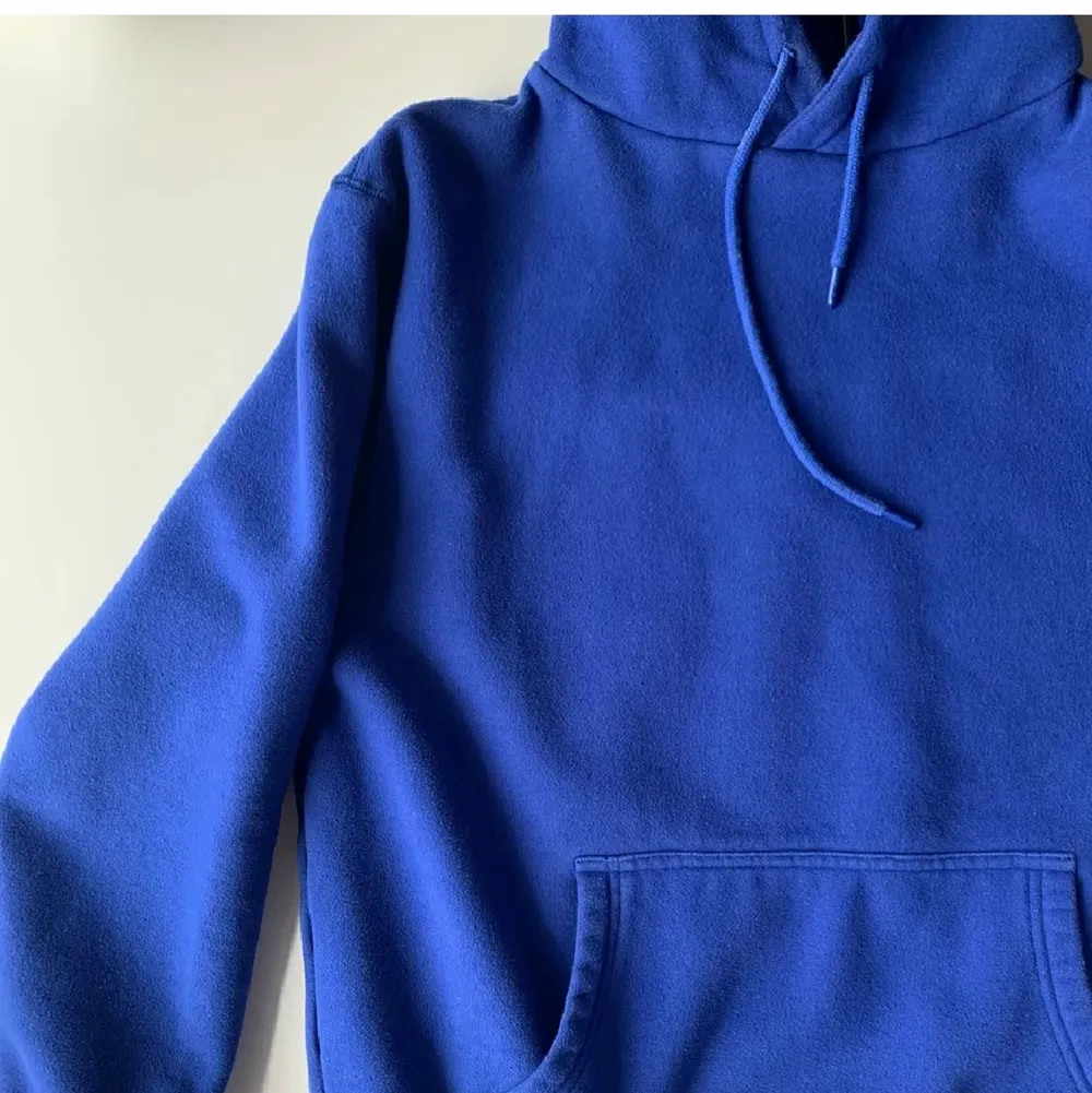 Väldigt sparsamt använd blå hoodie från Hélas, i fin stark blå färg. Nypris: 1000kr, köpt på junkyard (finns ej kvar). . Hoodies.