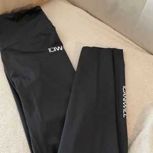 icaniwill tights nya storlek S - Säljer mina icaniwill tights har använt dem 1 gång, den är som ny. Storlek s köpte ungefär för 799kr. Säljer för 380kr.  Kan skicka eller mötas upp bor i Haninge/jordbro