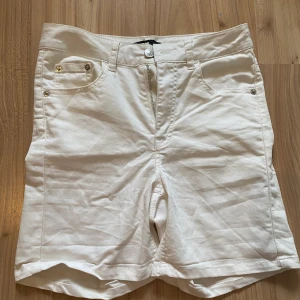 Vita shorts Bikbok  - Vita shorts i storlek S från Bikbok, endast använda en gång.