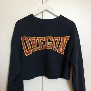 Croptop - Långärmad croptop från bikbok i strlk M. Använd ett fåtal ggr men känns inprincip som ny. Köparen står för frakten💗