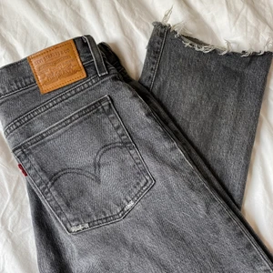 Levis jeans - Gråa skitsnygga jeans från Levis med hål på ena knät. Jag dör verkligen för dom här men dom har blivit lite för stora för mig tyvärr. Storlek 27/30 men är stretchiga 