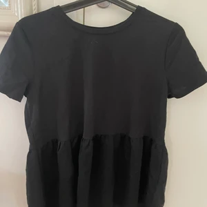 Volang tröja från zara  - Svart volang tröja från zara, använd endast en gång. Är i storlek s