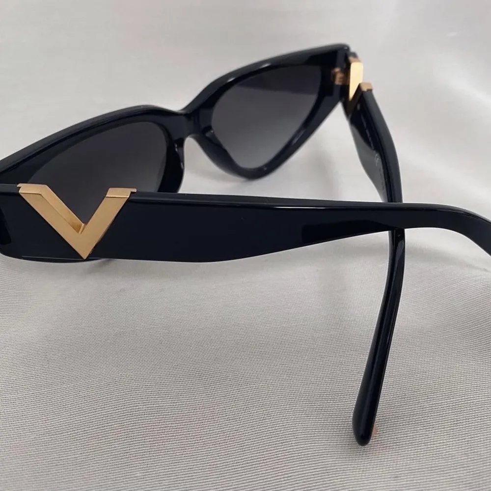 Äkta solglasögon från Valentino, i modell 0VA4063. Använda 4 gånger som nya. Certifikat, fodral och kartong medföljer. Kvitto finns också. Nypris 2890kr. DMa för fler bilder. . Accessoarer.