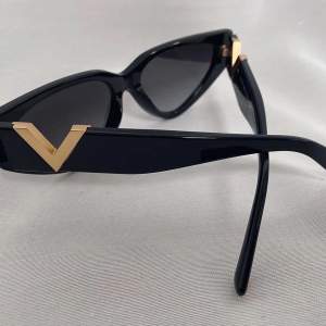 Äkta solglasögon från Valentino, i modell 0VA4063. Använda 4 gånger som nya. Certifikat, fodral och kartong medföljer. Kvitto finns också. Nypris 2890kr. DMa för fler bilder. 