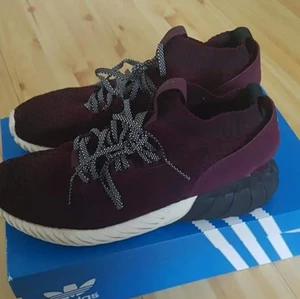 Adidas tubular doom sock - Säljer nu mina Adidas Tubular Doom sock som jag har köpt för ungefär ett år sedan men som jag har använt typ 3 gånger. De är alltså som nya. Storlek 44. 