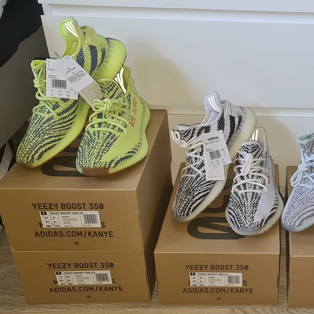 Yeezy semi frozen dswt us10 och us11 3000.         yeezy zebra dswt us10 3000.                                   Yeezy blue tint dswt us10 3800.                                  Yeezy sesame dswt us10,5 3300.. Övrigt.