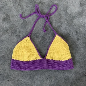 Virkad topp - En jättefin egenvirkad sommartopp i fina färger! Mått finns på sista bilden och om man vill ha en i andra färger och annan storlek får man skriva i dm. (Frakt tillkommer) pris kan möjligtvis diskuteras & om man vill ha fler bilder, t.ex på får man oxå skriva i dm