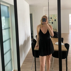 jumpsuit från Zara - Säljer min jumpsuit från zara, använd 2-3 ggr men är i mycket fint skick. Den har spagetti band som korsar sig i ryggen. Mycket luftig och skön jumpsuit. Frakten står köparen för. 
