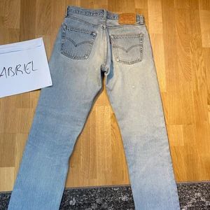 ljusa levis 501 (vintage) - Säljer mina snygga levis 501or (vintage) knappt använda! sitter baggy och jättefint! bästa sommarbyxor som man kan köpa! BUD ligger på: 500kr
