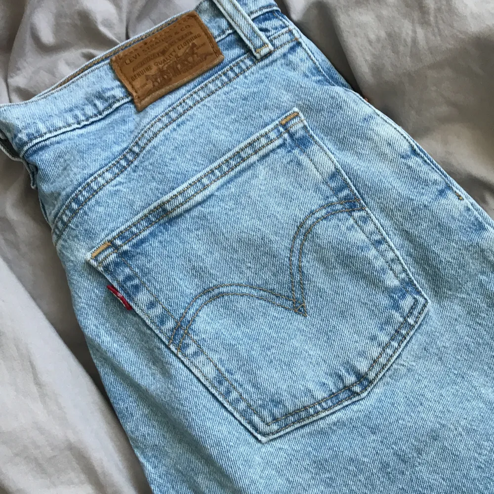 Säljare dessa Levis jeans. Har använt de en del men de är i väldigt bra skick. De är i modellen Ribcage Straighankle och i storleken W30 L27. Sitter super bra och de töjer sig lite. Köparen står för frakten:). Jeans & Byxor.