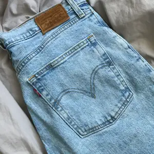 Säljare dessa Levis jeans. Har använt de en del men de är i väldigt bra skick. De är i modellen Ribcage Straighankle och i storleken W30 L27. Sitter super bra och de töjer sig lite. Köparen står för frakten:)