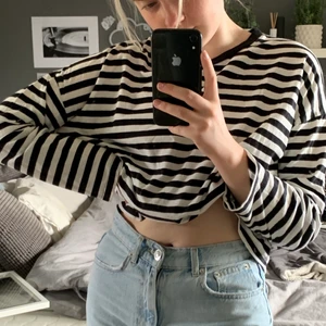 svart vit randig långärmad - Köpt på plick! Väldigt mjuk