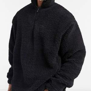 Svart oversize sweatshirt i Teddy med halvlång dragkedja, super mysig & skön. Köpt för 400kr, aldrig använd