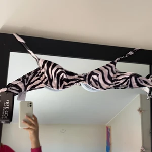 Bikini - En zebra bikini överdel ifrån ”FREE SOCIETY SWIMWEAR” passar inte mig i bysten, har storlek E/D i bh, så skulle passa nån med byst till A/B eller en liten C! Frakt 15kr
