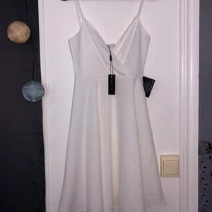 Nelly klänning  - Klänning från Nelly.com. Helt ny, aldrig använt. Kan passa till olika event tex fest, studenten eller middag dejt 😘. Storlek XS men passar även S.  Väldigt sexig och fin  😍.  Säljer den för 150kr  