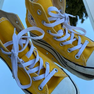 Gula Converse high - Ett par gula Converse Chuck taylor i strl 39. Köpta i USA och är sparsamt använda, dock rätt smutsiga men de behöver bara lite kärlek🥰 frakten ingår INTE men vet ej fraktkostnaden just nu🌝
