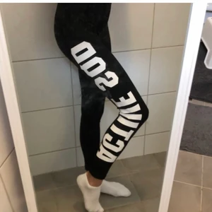 Så fina träningsbyxor!! Aldrig använt 😱 kostar 30kr - Det är ett par super fina byxor i storlek xs töjbara och jätte sköna!! Budet är just nu uppe på 30kr !!😱 passa på nu innan det höjs !! 