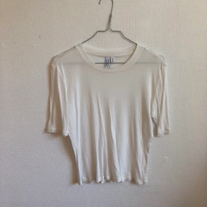 & other stories t-shirt  - Finns i Malmö eller skickas. Köparen står för frakten.
