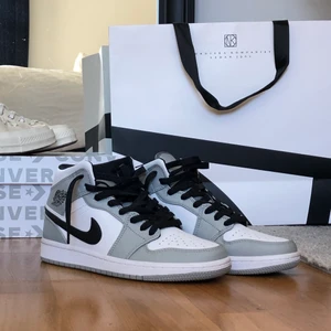 Jordan smoke grey mid - Säljer mina smoke greys pga det är förstora och har tyvärr bara kunnat använda dom en gång även fast dom passar till verkligen alla outfits, har tyvärr inte kvar original boxen då jag fick dom i julklapp och alla boxar ba slängdes tillsammans💜 fraktar dom samma dag som betalning! Priset kan diskuteras vid snabb affär ☺️