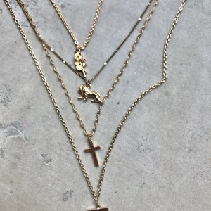 Halsband NA-KD - Halsband köpta från NA-KD. Endast testade. Bud från 20kr. Avslutas 3/6 kl 23:59. Frakt för ett frimärke tillkommer 🧡