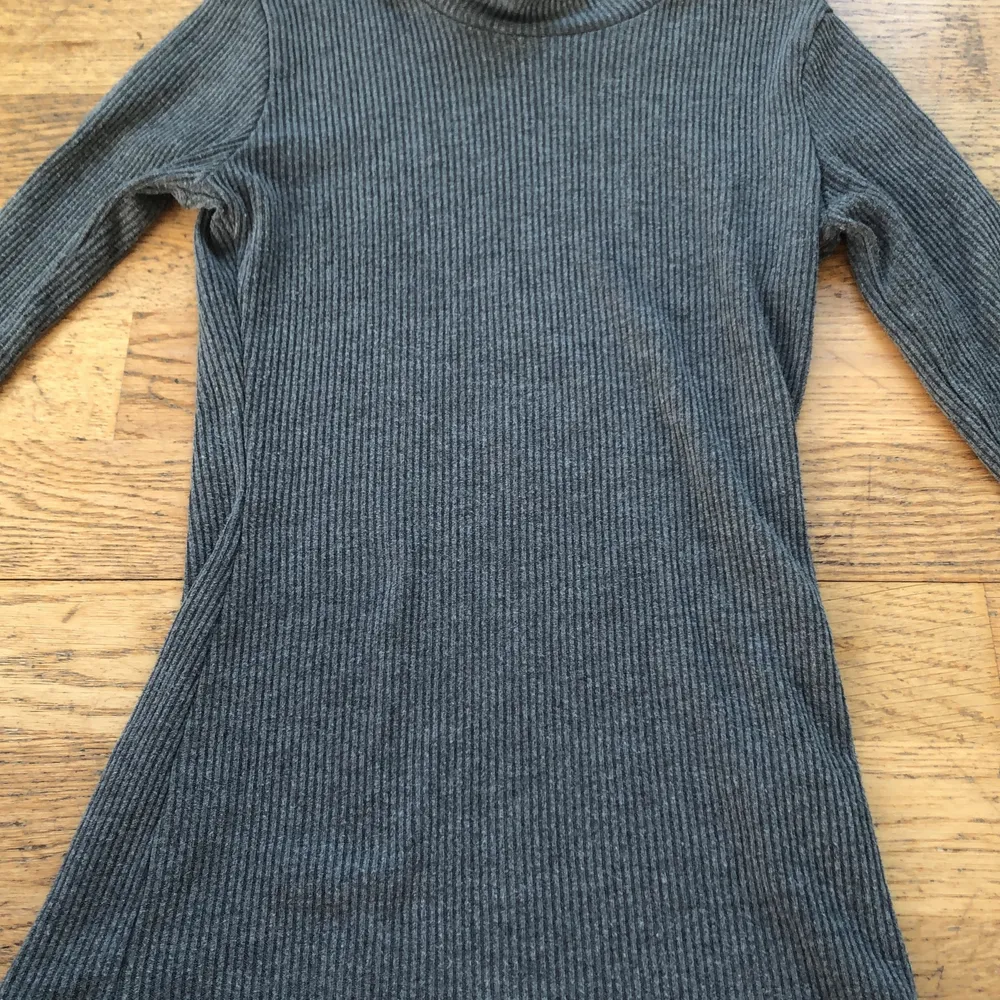 Tajt tröja från Qhiquelle jag har aldrig andvänt den men lånat ut den till vänner och haft den i cirka 2 år. Den är i bra skick och väldigt fin på. Anledningen att jag säljer den är att den inte riktigt är min stil . Tröjor & Koftor.