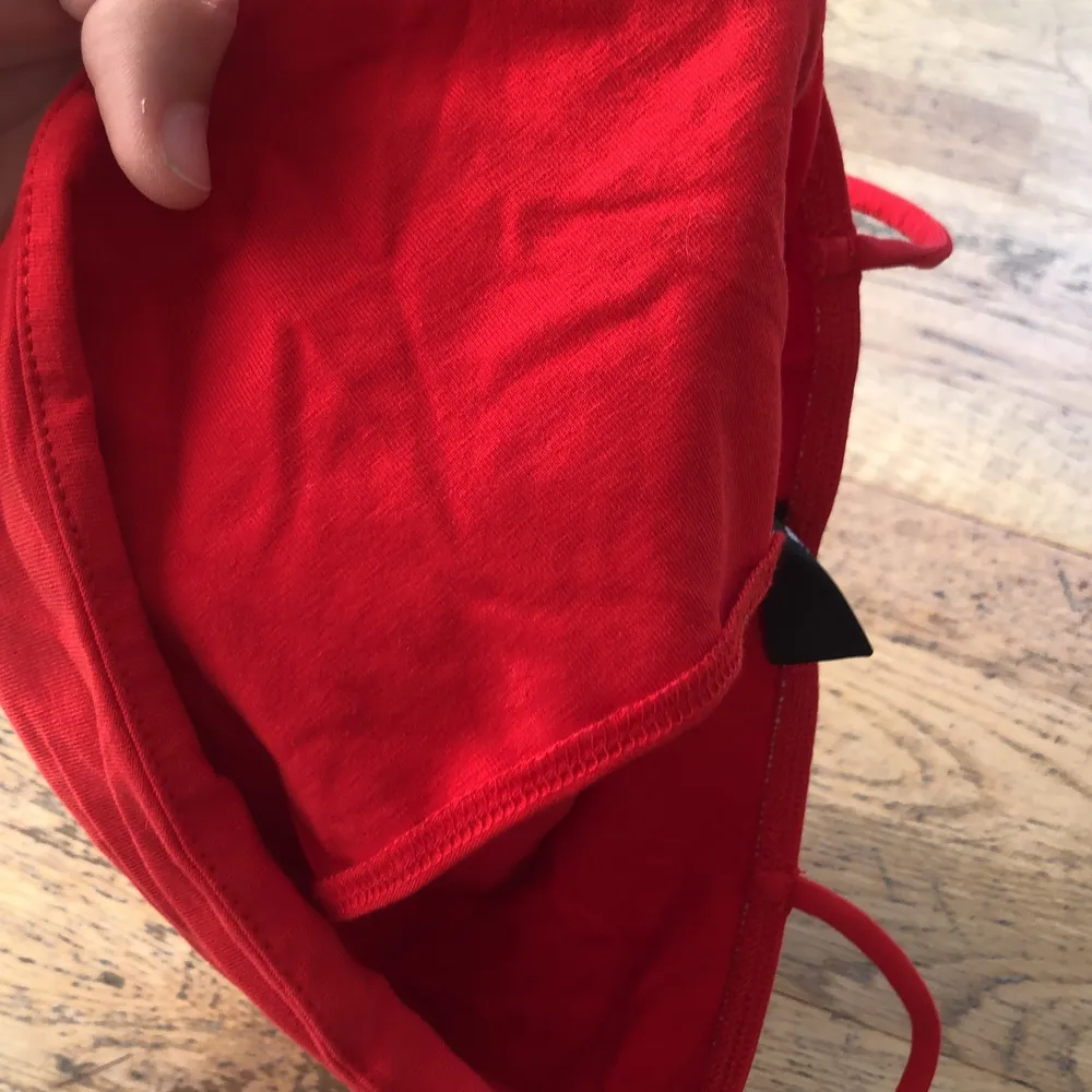 Jätte fint Gina linne i röd färg och i strl xs och har som en extra topp i tröjan som är insytt men har inte gjort det själv utan köpt det så. Lite skrynklig på bild men går att stryka . Övrigt.