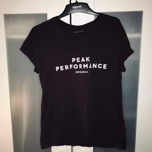Säljer en peak performance t shirt , helt ny ! 