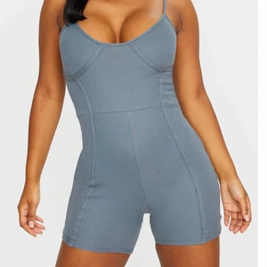 Bodysuit från prettylittlething  - Bodysuit i storlek M, aldrig använd helt ny. 