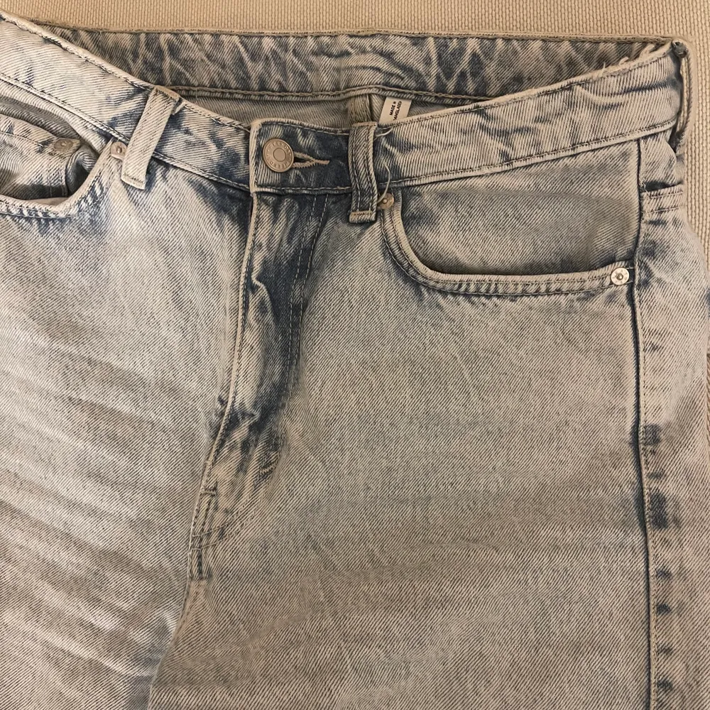 Raka långa ljusare jeans från weekday modell Rowe, nästintill oanvända, waist 28, längd 32 . Jeans & Byxor.