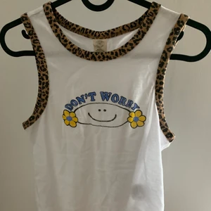 URBAN OUTFITTERS LINNE - linne från urban outfitters som påminner om den från omighty. använd 2 ggr. nypris 299 kr. 