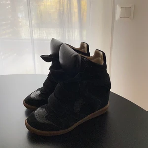 Isabel Marants - Säljer nu mina Isabel Marant Bekett skor. Inköpta för 4500kr från MyTheresa. Stl 37. Bra skick! Kvitto finns! 