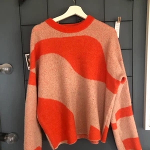 Tröja frpn weekday - En super mysig tröja från weekday som tyvärr inte kommer till användning och behöver en ny ägare!! Storleken är XS men passar lika bra på mig som vanligtvis har M!!