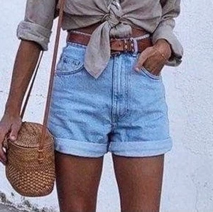 Jeans shorts - Säljer dessa jeans shortsen, de är lite over sized (se ungefära passformen på första bilden). Strl 40. Kontakta mig om du är intresserad!