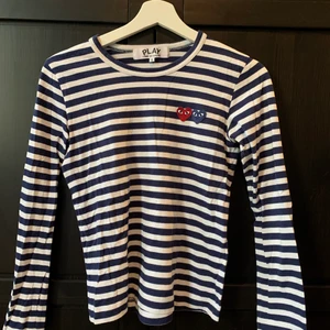 Långärmad T-shirt från Comme des Garcons Play - Superfin sparsamt använd långärmad T-shirt från comme des garcons!! Beställd från Dover Street Market 2018, har ett kvitto någonstans jag säkert kan leta fram för att intyga äkthet! ❤️💙 kvinnlig storlek S men liten i storleken, så känns snarare som en XS! 💕 obs. Köpare står för frakt!